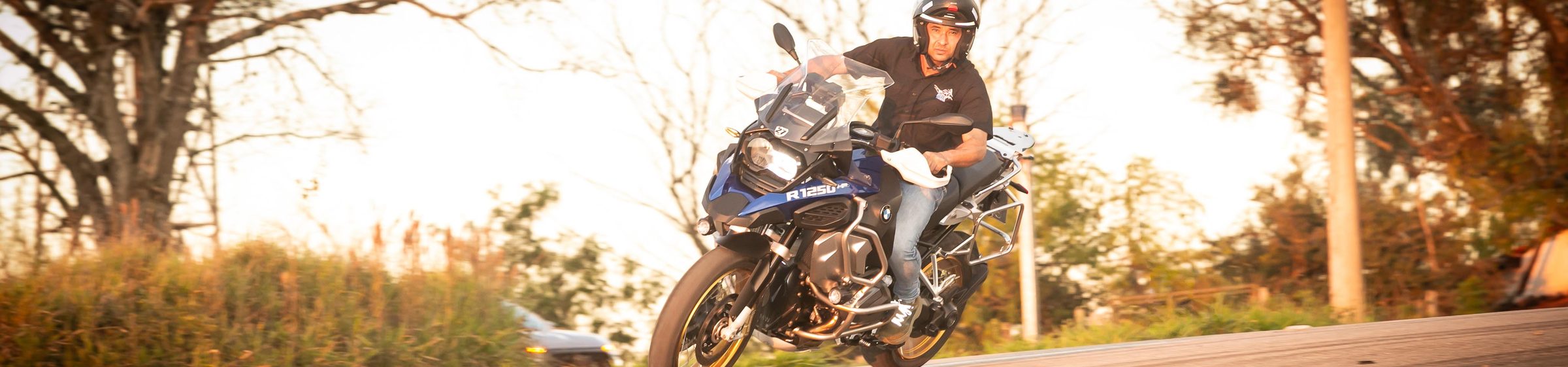 Equipe Moto Técnica na oficina com motocicleta