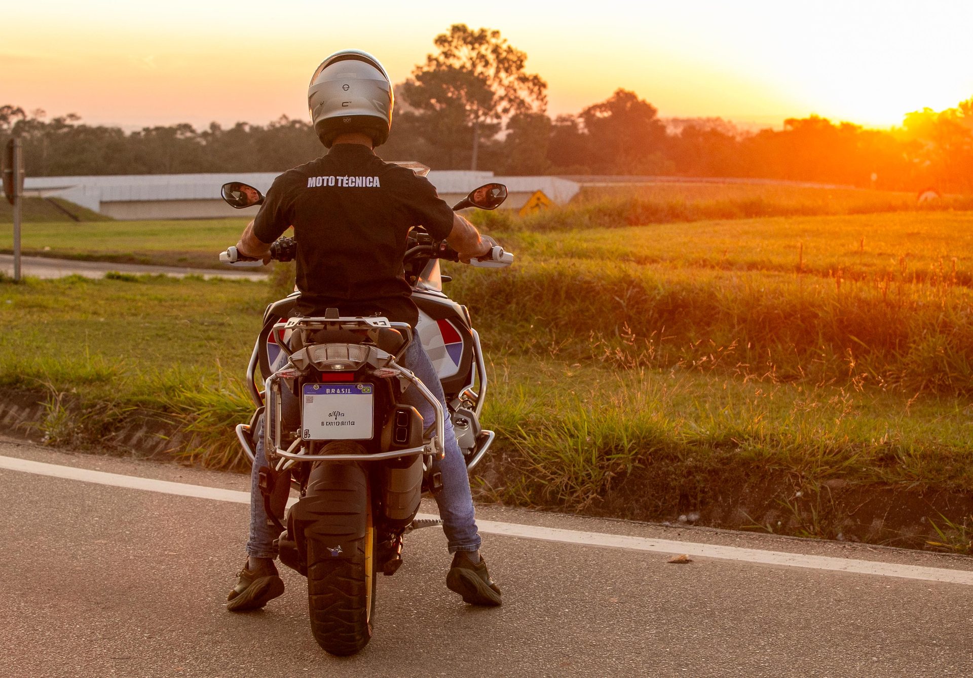 Motocicleta em estrada