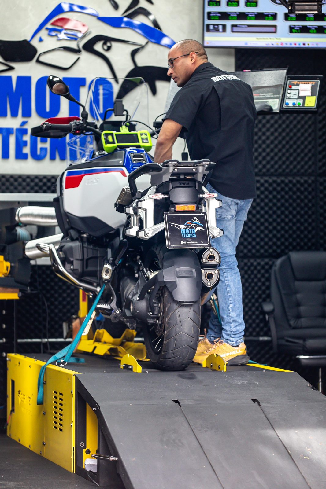 Reprogramação eletrônica de ECU em motocicleta